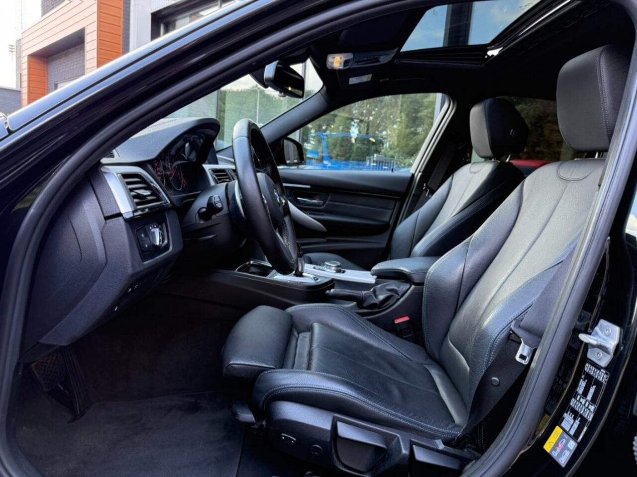 BMW 3-SERIE 330e M-Sport,Schuifdak,Leer,LED,Lane Ass.,NaviPro,Clima,Dealer OH