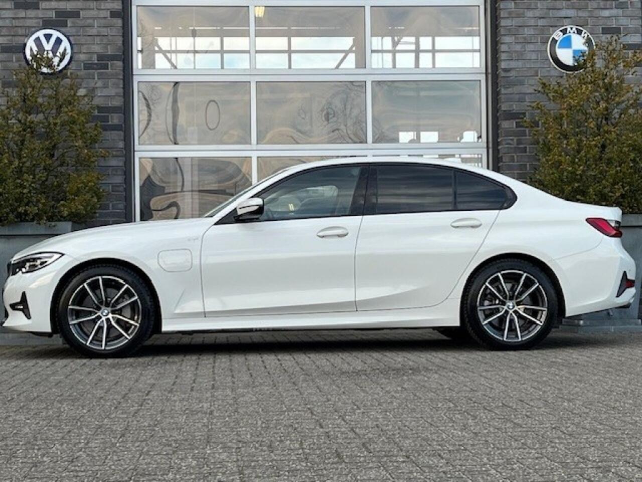 BMW 3-SERIE 330E 252PK SPORTLINE - LEDER - ORG. NL. - STOELVERW.