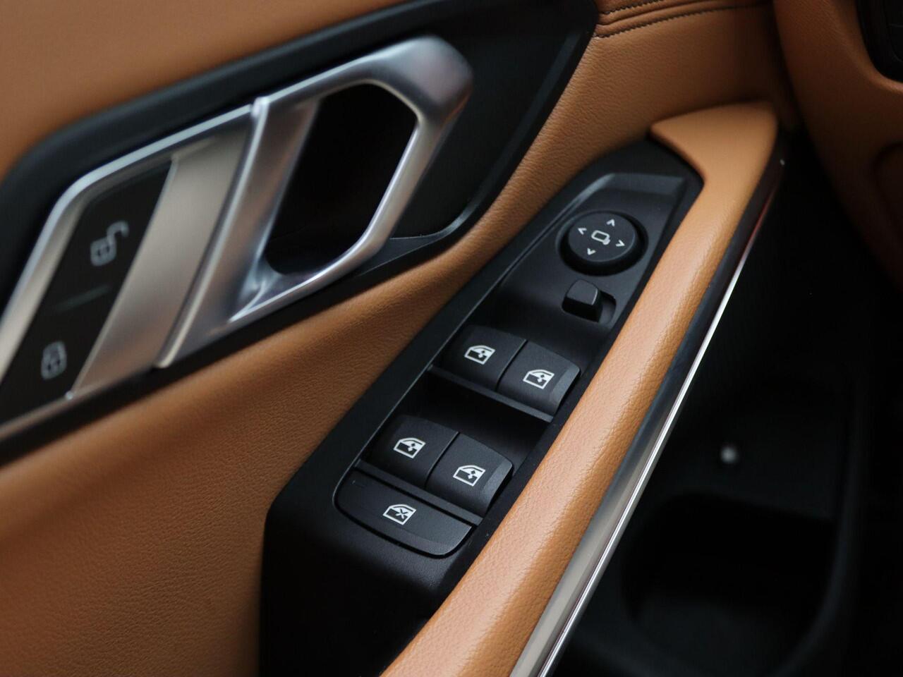 BMW 3-SERIE Sedan 330e High Executive | M Sportpakket | Audio Media Pack | Parking Pack | DAB | HiFi | 18''