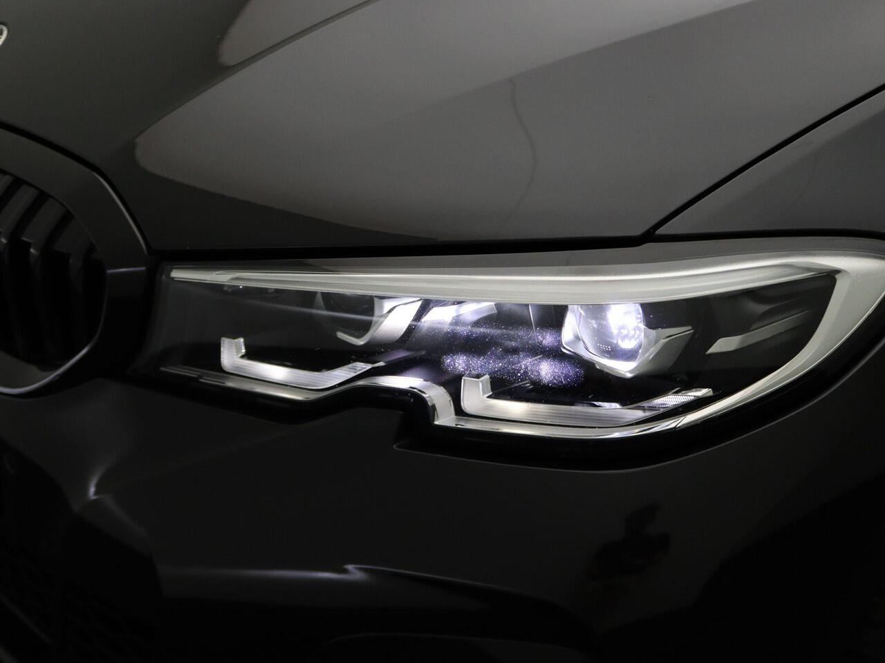 BMW 3-SERIE Sedan 330e High Executive | M Sportpakket | Audio Media Pack | Parking Pack | DAB | HiFi | 18''