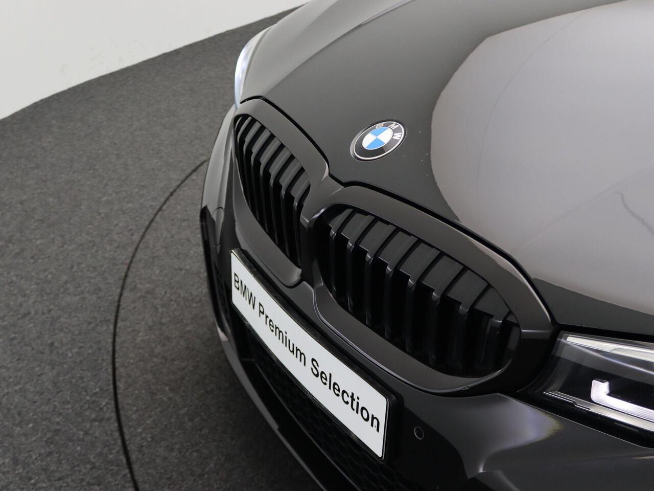 BMW 3-SERIE Sedan 330e High Executive | M Sportpakket | Audio Media Pack | Parking Pack | DAB | HiFi | 18''