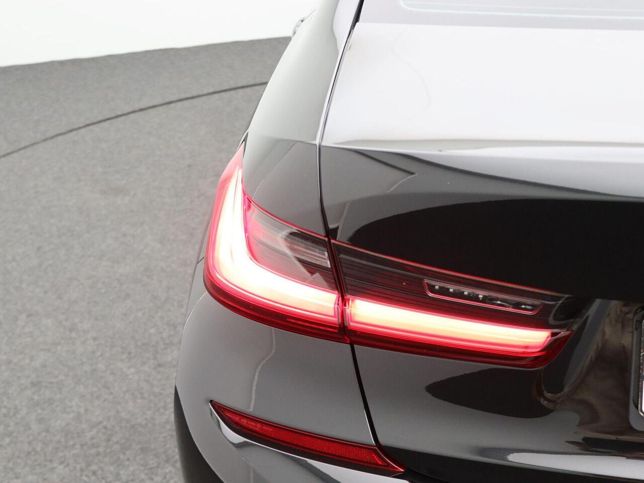 BMW 3-SERIE Sedan 330e High Executive | M Sportpakket | Audio Media Pack | Parking Pack | DAB | HiFi | 18''