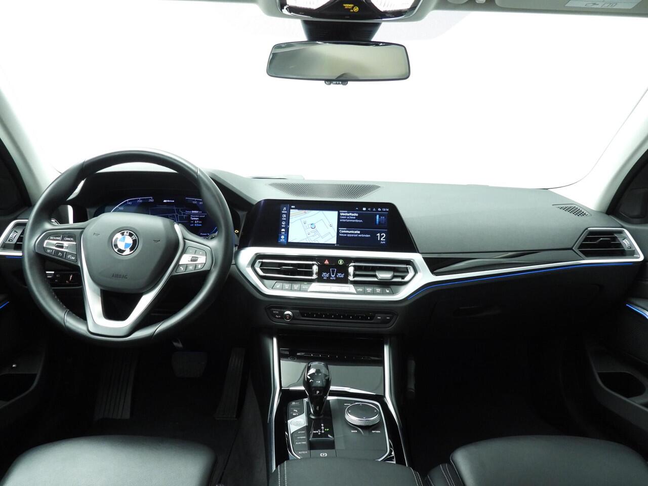 BMW 3-SERIE Sedan 330e Sportline / Leder / Sportstoelen / Park assist / LED / HIFI / Camera / Alu wielen 18 inch