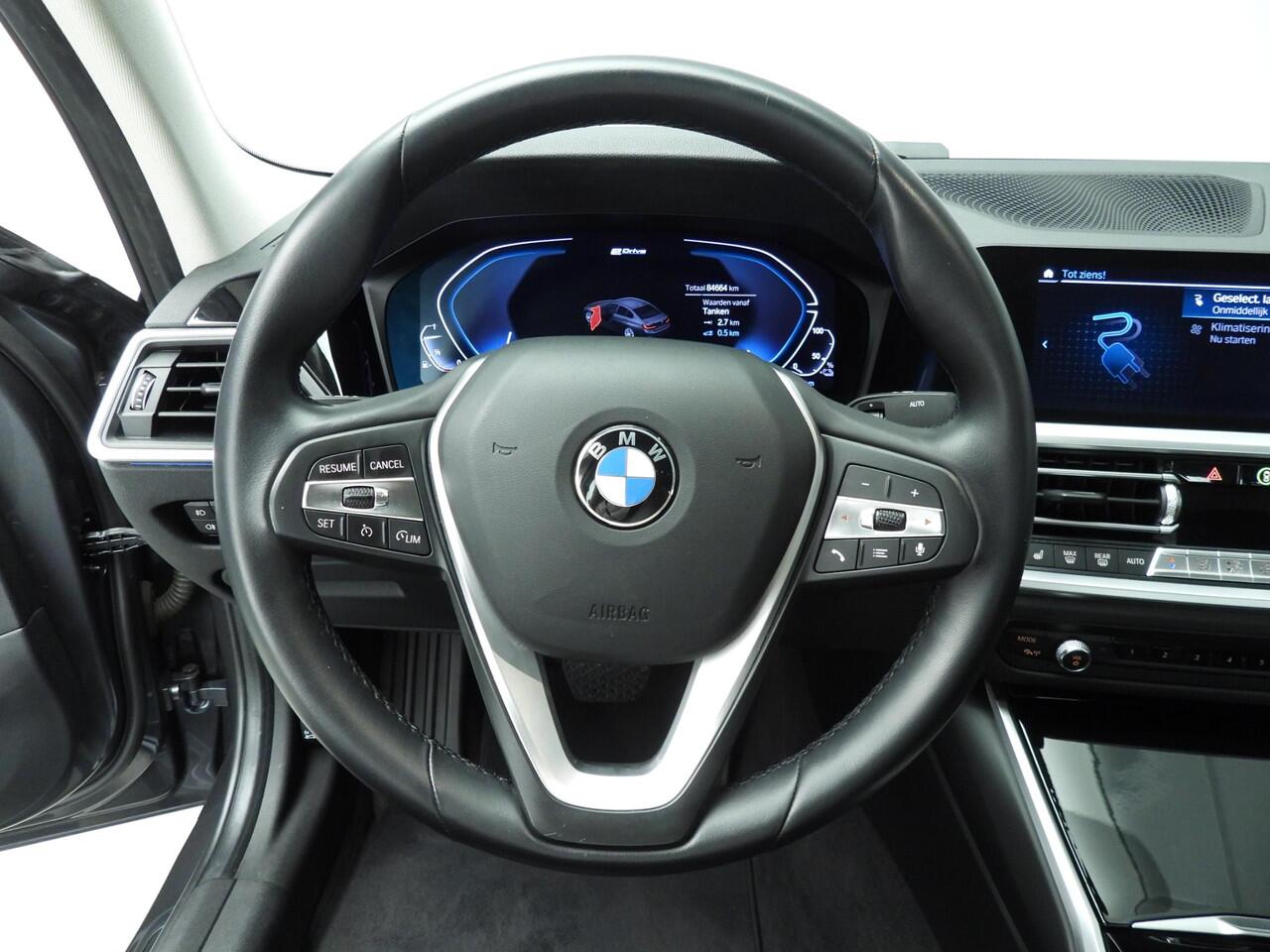 BMW 3-SERIE Sedan 330e Sportline / Leder / Sportstoelen / Park assist / LED / HIFI / Camera / Alu wielen 18 inch