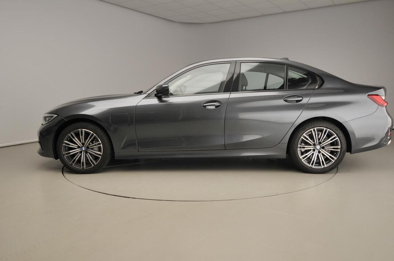 BMW 3-SERIE Sedan 330e Sportline / Leder / Sportstoelen / Park assist / LED / HIFI / Camera / Alu wielen 18 inch