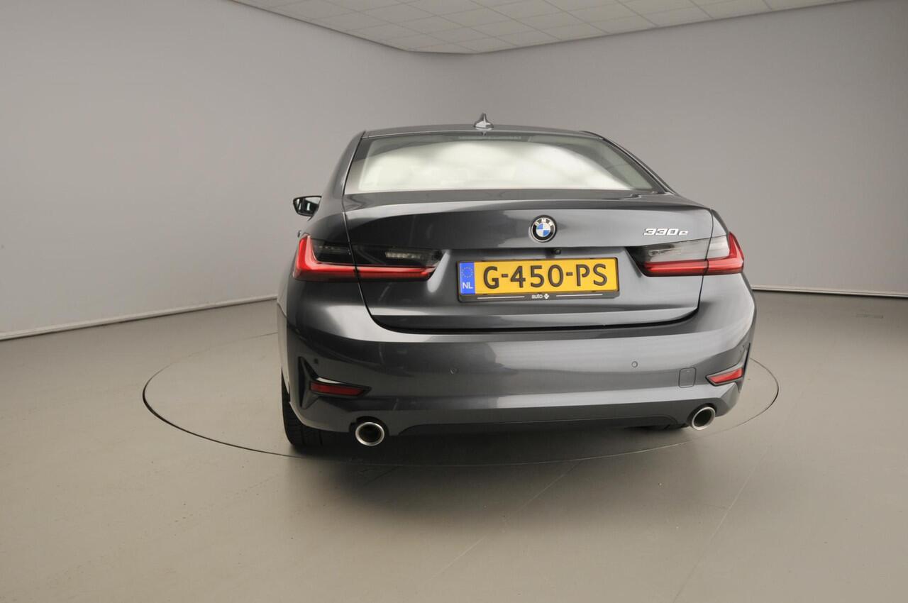 BMW 3-SERIE Sedan 330e Sportline / Leder / Sportstoelen / Park assist / LED / HIFI / Camera / Alu wielen 18 inch
