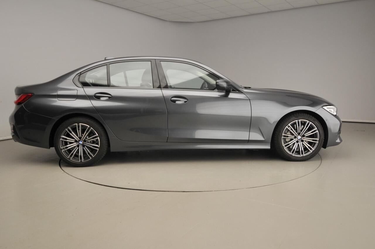 BMW 3-SERIE Sedan 330e Sportline / Leder / Sportstoelen / Park assist / LED / HIFI / Camera / Alu wielen 18 inch