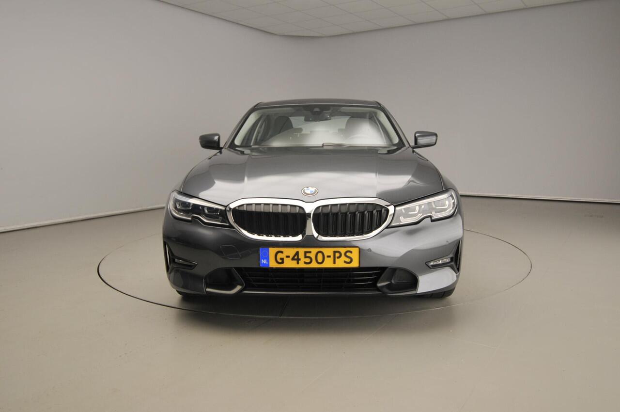 BMW 3-SERIE Sedan 330e Sportline / Leder / Sportstoelen / Park assist / LED / HIFI / Camera / Alu wielen 18 inch