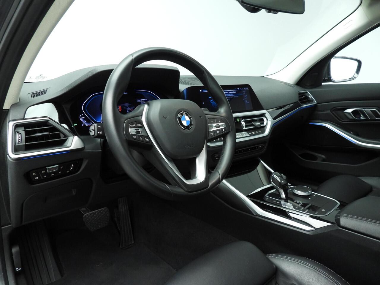 BMW 3-SERIE Sedan 330e Sportline / Leder / Sportstoelen / Park assist / LED / HIFI / Camera / Alu wielen 18 inch
