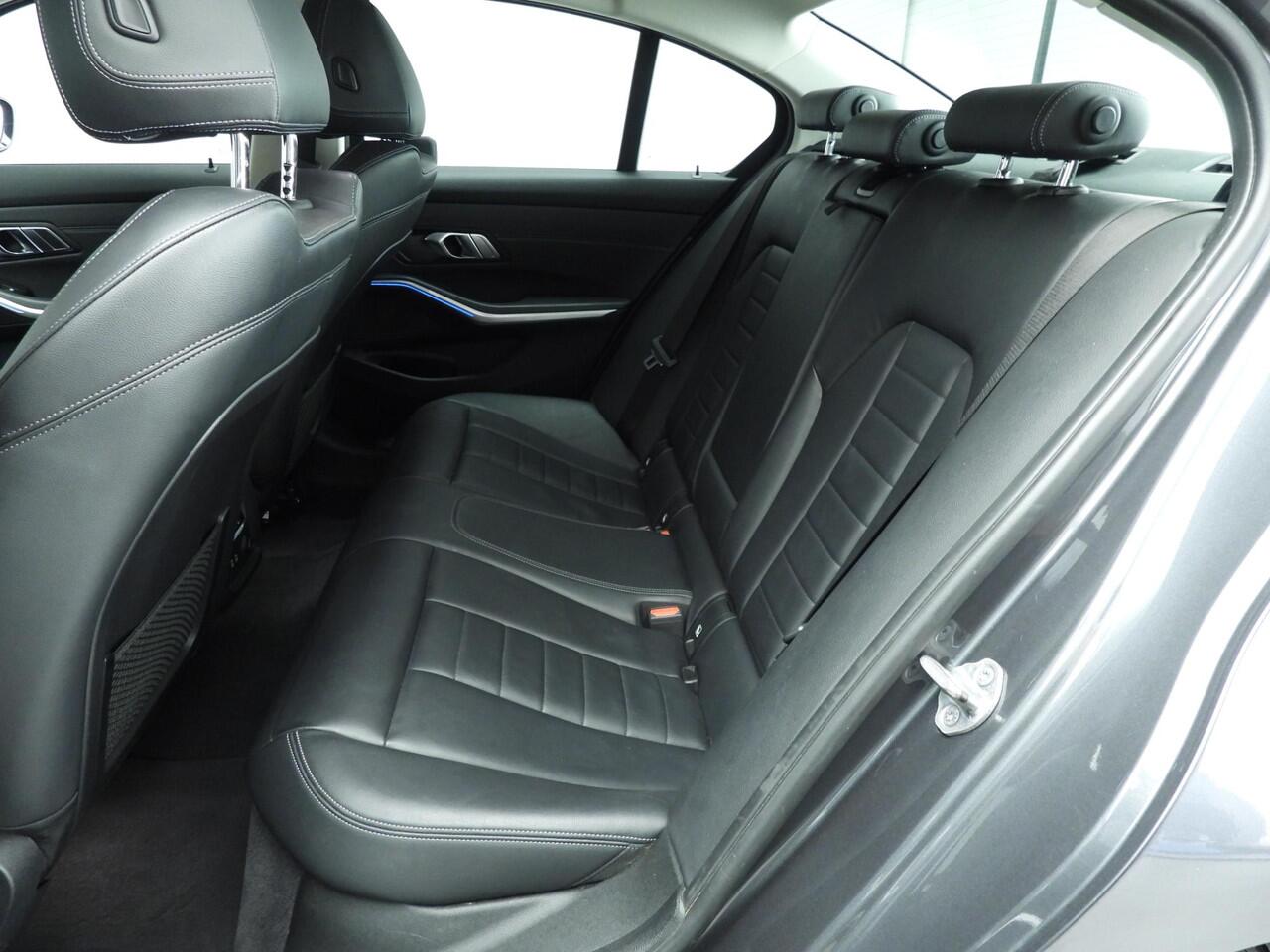 BMW 3-SERIE Sedan 330e Sportline / Leder / Sportstoelen / Park assist / LED / HIFI / Camera / Alu wielen 18 inch
