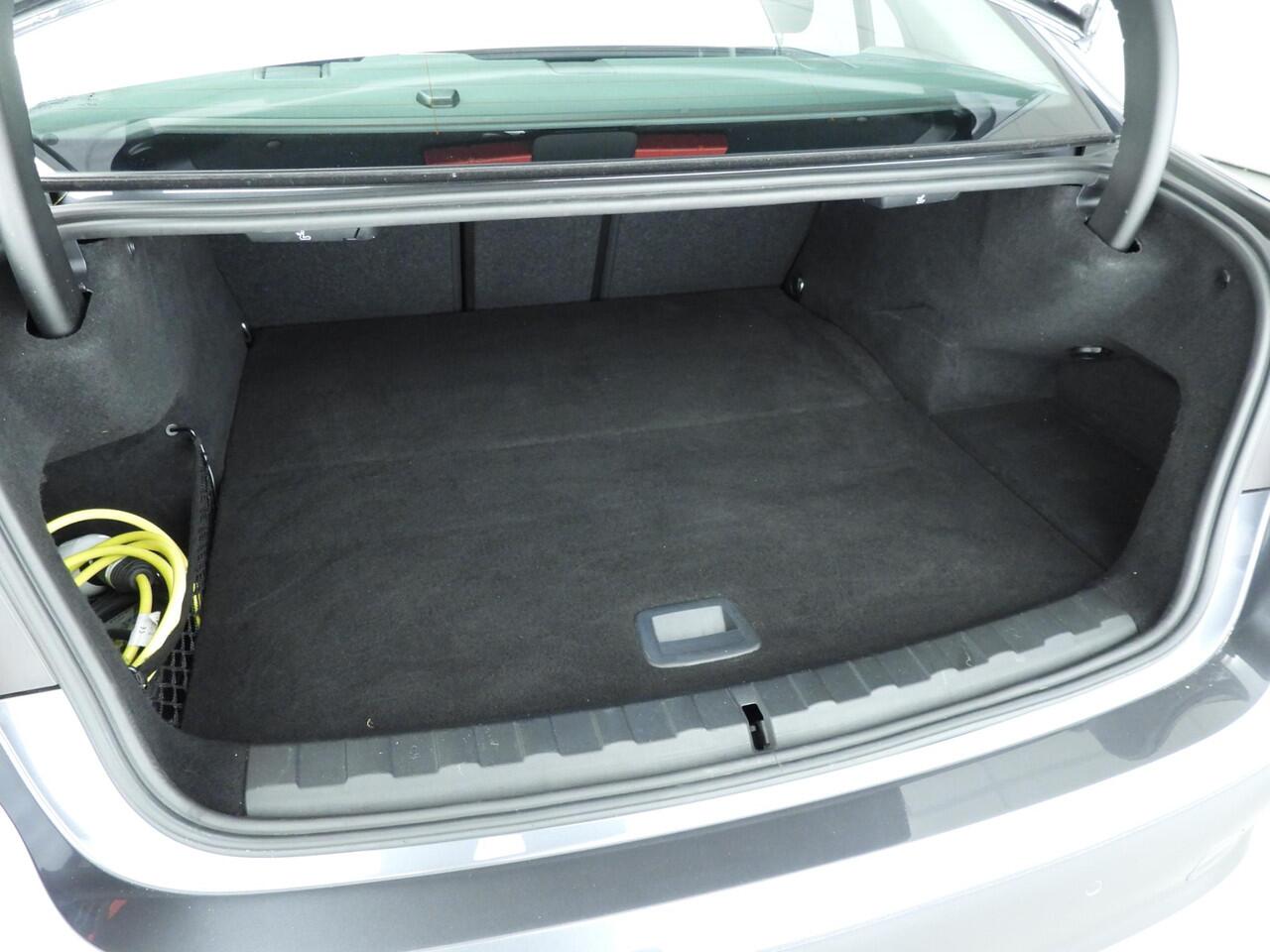 BMW 3-SERIE Sedan 330e Sportline / Leder / Sportstoelen / Park assist / LED / HIFI / Camera / Alu wielen 18 inch