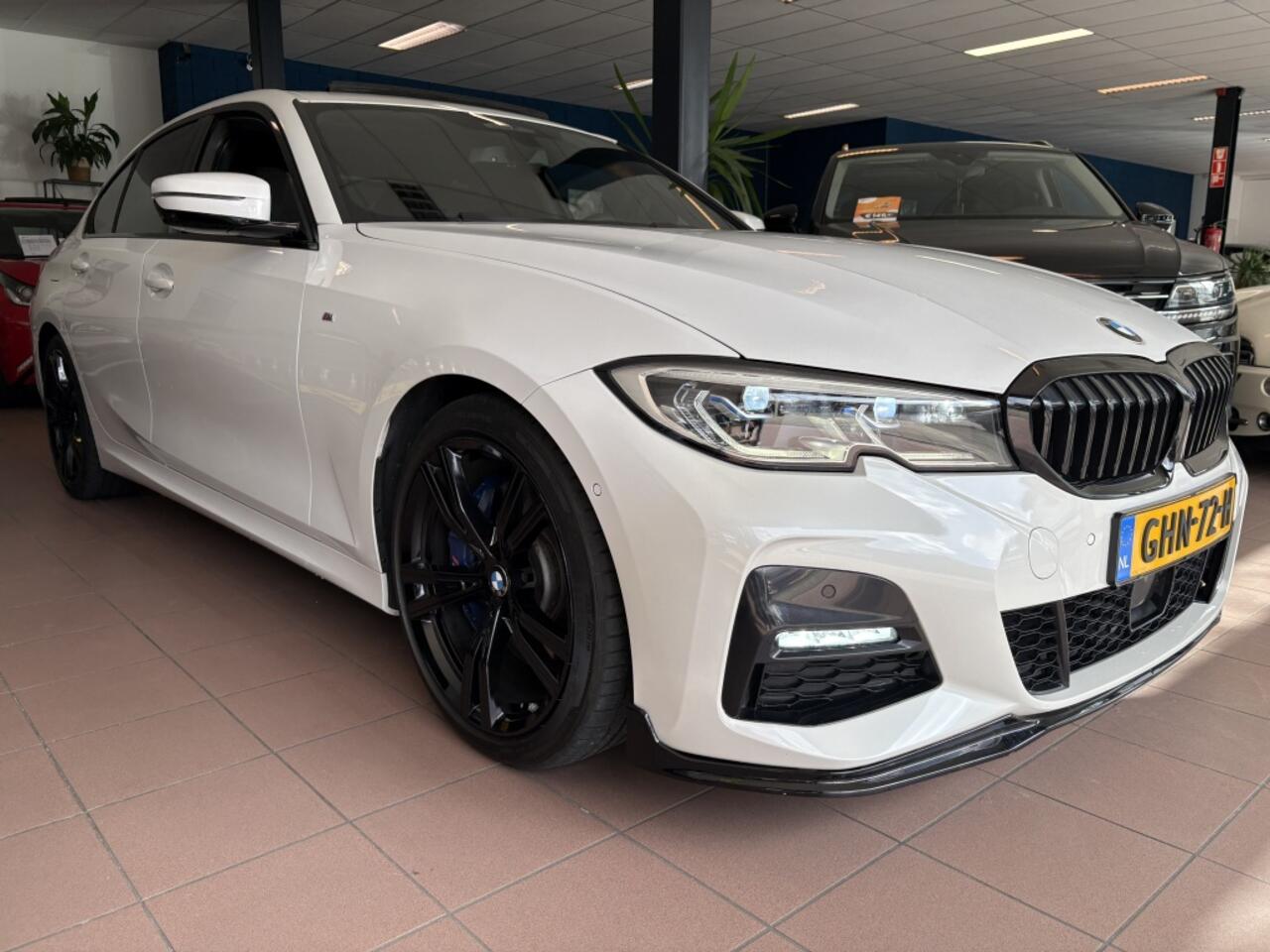 BMW 3-SERIE 330i/ head-up /keyless entry/M-Sport