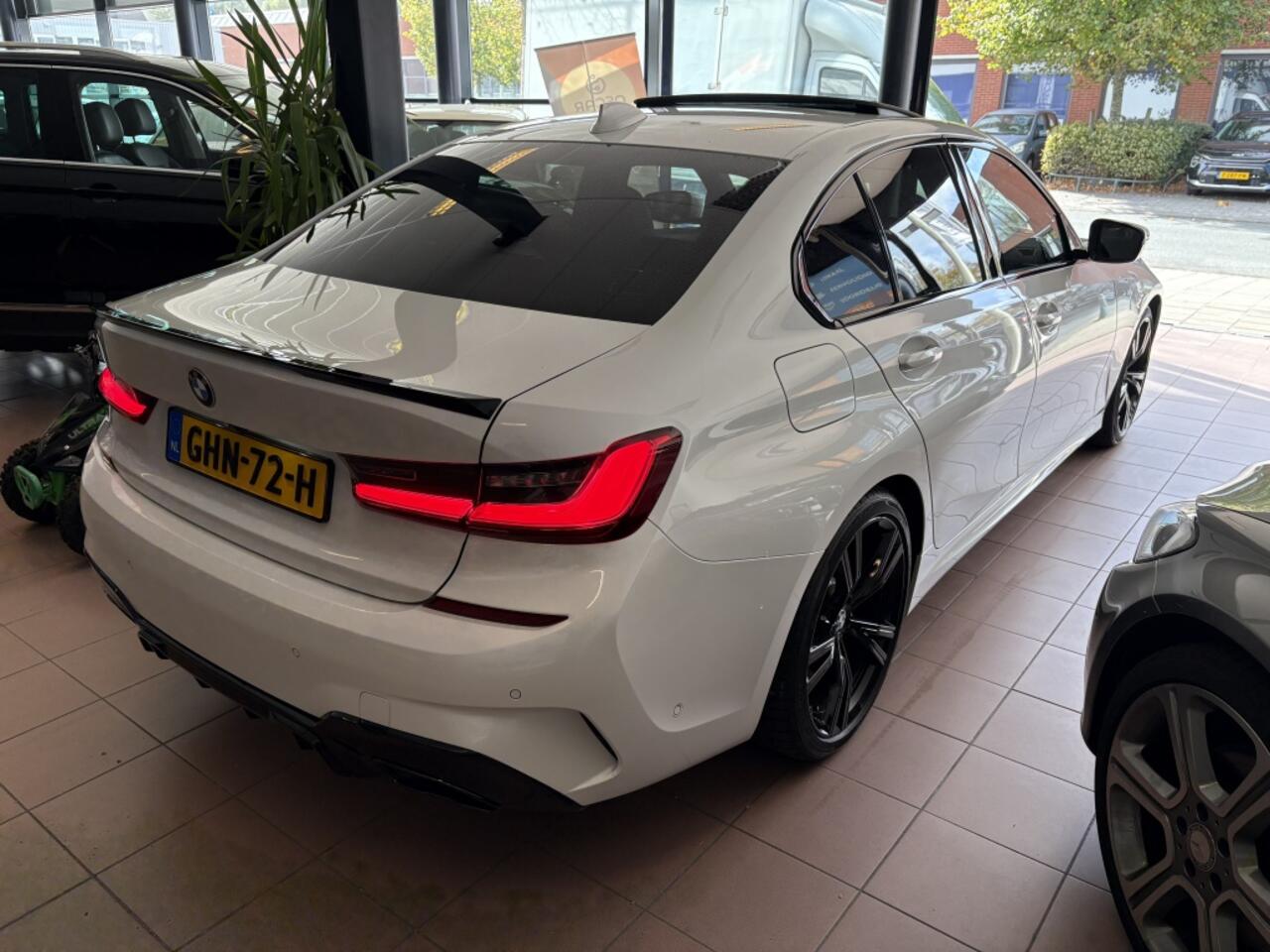 BMW 3-SERIE 330i/ head-up /keyless entry/M-Sport