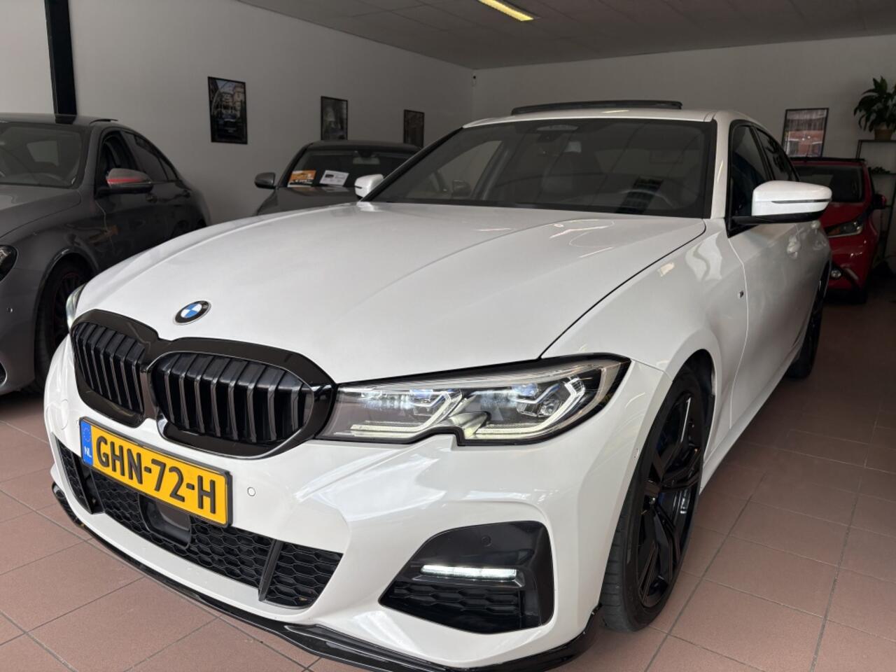 BMW 3-SERIE 330i/ head-up /keyless entry/M-Sport