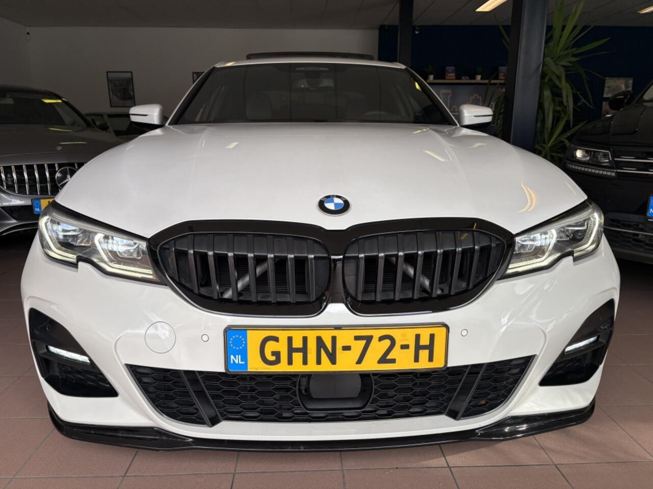 BMW 3-SERIE 330i/ head-up /keyless entry/M-Sport