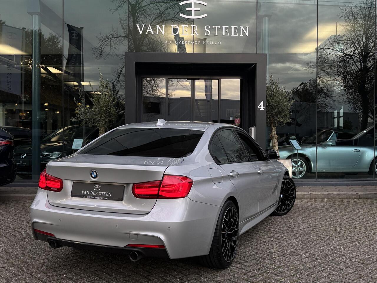 BMW 3-SERIE 320i M Sport | Alcantara Bekleding | Dealer Onderhouden