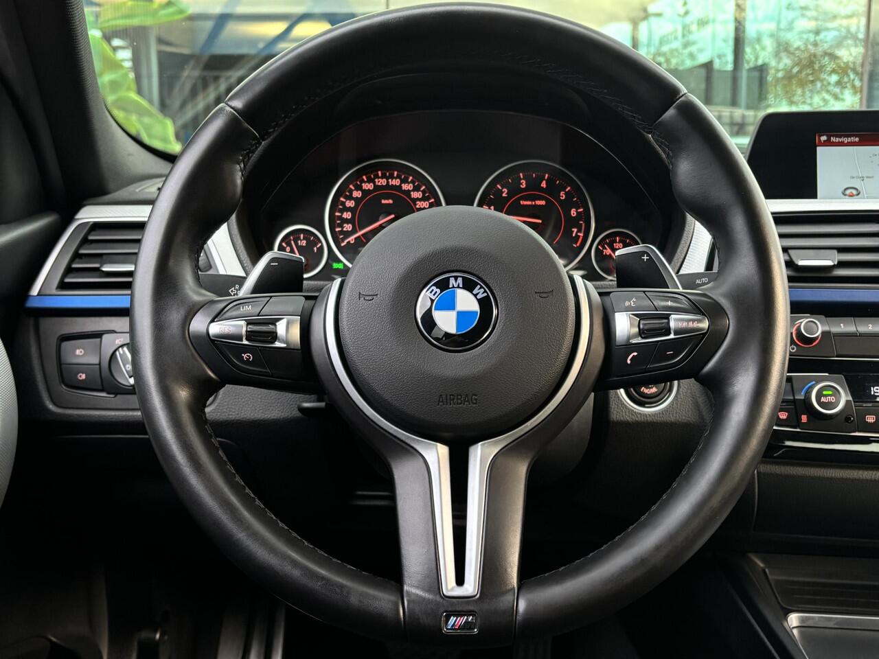 BMW 3-SERIE 320i M Sport | Alcantara Bekleding | Dealer Onderhouden