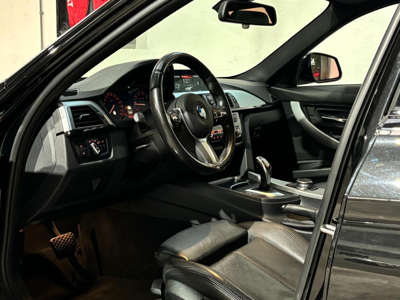 BMW 3-SERIE Touring 320i M Sport Edition | 19 inch | Panoramadak | Apple Carplay | Head-Up | NL auto |