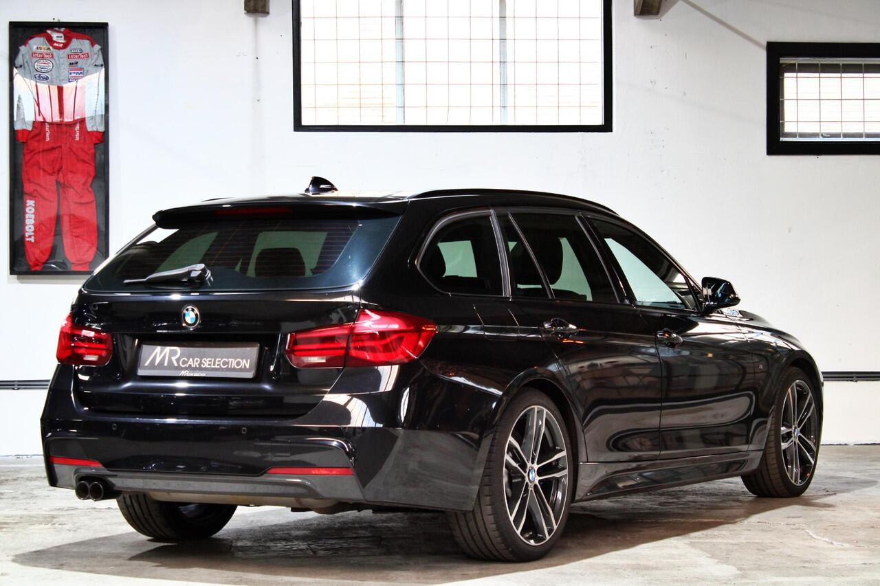 BMW 3-SERIE Touring 320i M Sport Edition | 19 inch | Panoramadak | Apple Carplay | Head-Up | NL auto |