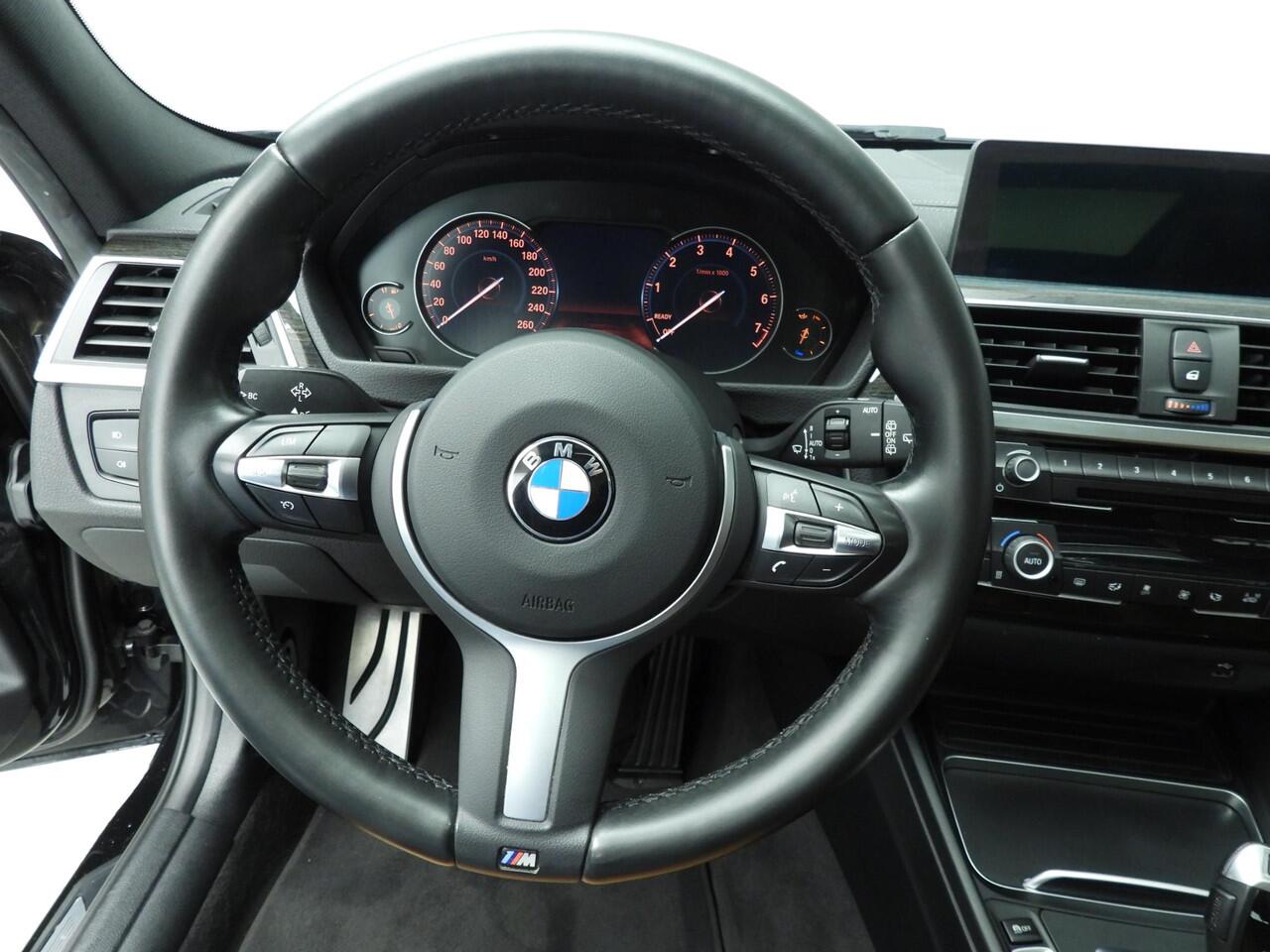 BMW 3-SERIE Touring 320i M-Sportpakket / Leder / Panoramadak / Trekhaak / Sportstoelen / HIFI / LED / Alu wielen 18 inch