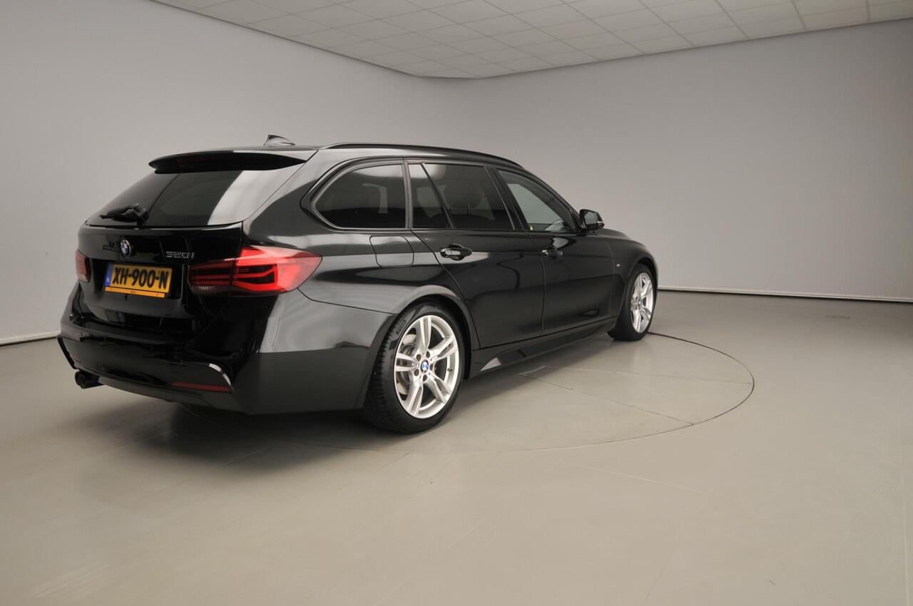 BMW 3-SERIE Touring 320i M-Sportpakket / Leder / Panoramadak / Trekhaak / Sportstoelen / HIFI / LED / Alu wielen 18 inch