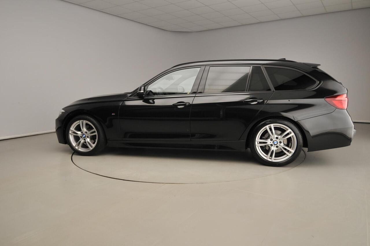 BMW 3-SERIE Touring 320i M-Sportpakket / Leder / Panoramadak / Trekhaak / Sportstoelen / HIFI / LED / Alu wielen 18 inch