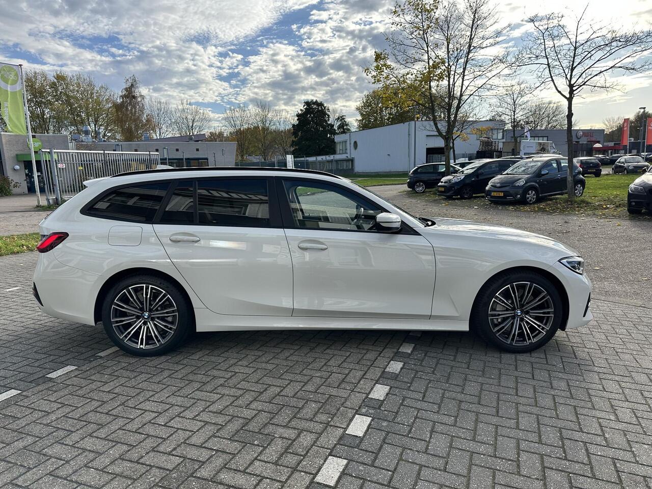 BMW 3-SERIE Touring 330i High Executive Edition Apple carplay| Live cockpit | Privacy glass