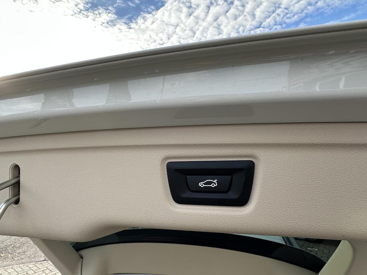 BMW 3-SERIE Touring 330i High Executive Edition Apple carplay| Live cockpit | Privacy glass