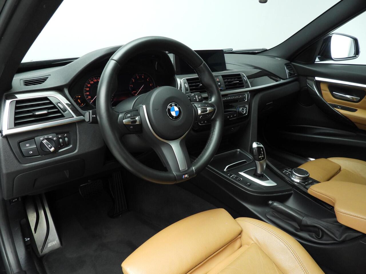 BMW 3-SERIE Touring 320i M-Sportpakket / Leder / Panoramadak / Trekhaak / Sportstoelen / HIFI / LED / Alu wielen 18 inch