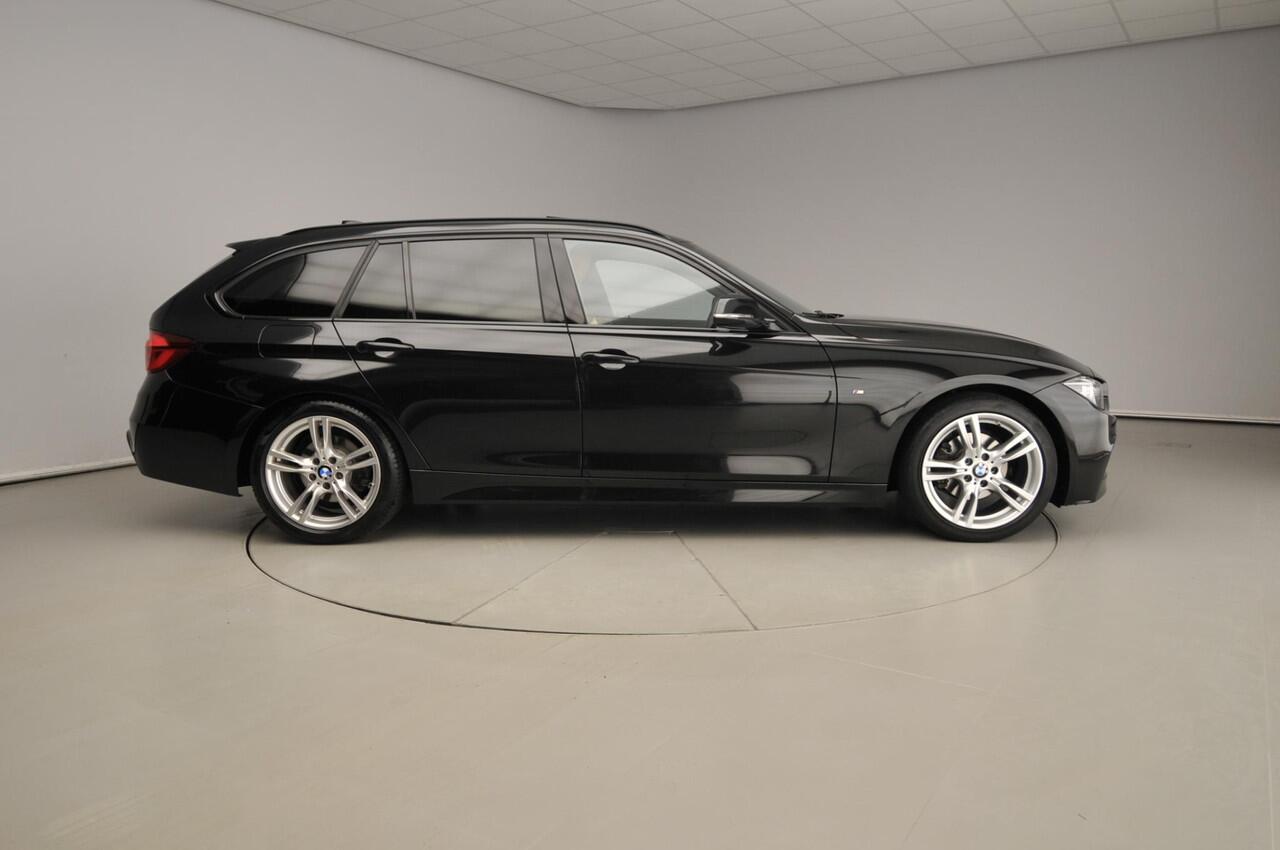BMW 3-SERIE Touring 320i M-Sportpakket / Leder / Panoramadak / Trekhaak / Sportstoelen / HIFI / LED / Alu wielen 18 inch