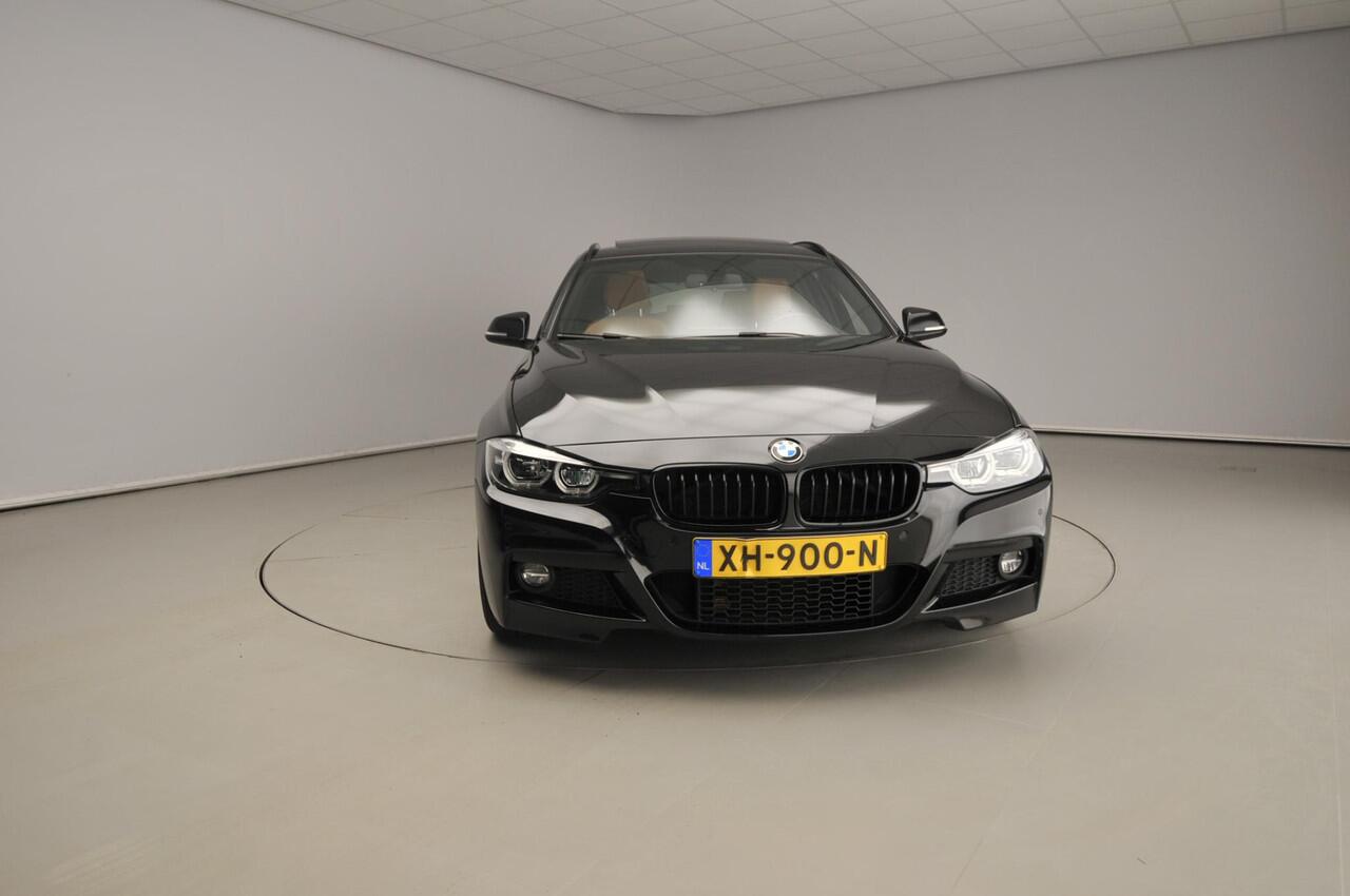 BMW 3-SERIE Touring 320i M-Sportpakket / Leder / Panoramadak / Trekhaak / Sportstoelen / HIFI / LED / Alu wielen 18 inch