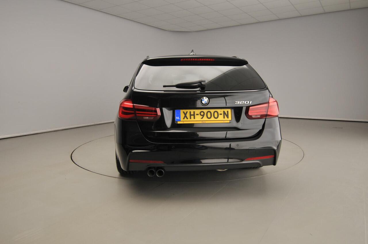 BMW 3-SERIE Touring 320i M-Sportpakket / Leder / Panoramadak / Trekhaak / Sportstoelen / HIFI / LED / Alu wielen 18 inch