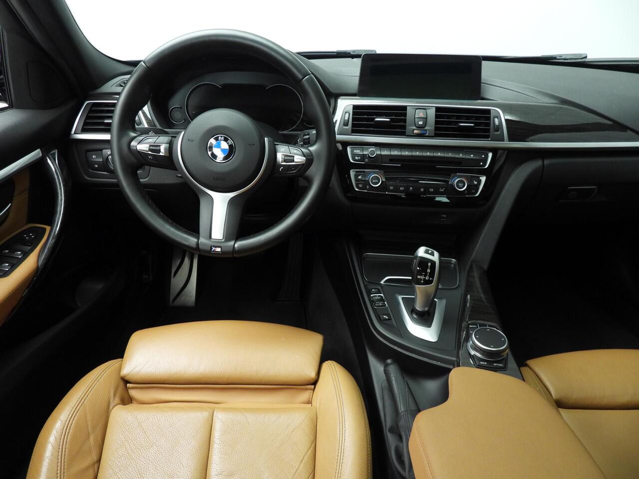 BMW 3-SERIE Touring 320i M-Sportpakket / Leder / Panoramadak / Trekhaak / Sportstoelen / HIFI / LED / Alu wielen 18 inch