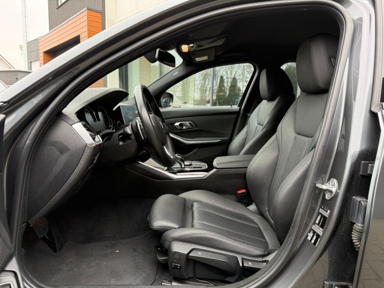 BMW 3-SERIE 320i Sportline,Leer,LED,Stoelverw,Carplay,Dealer OH