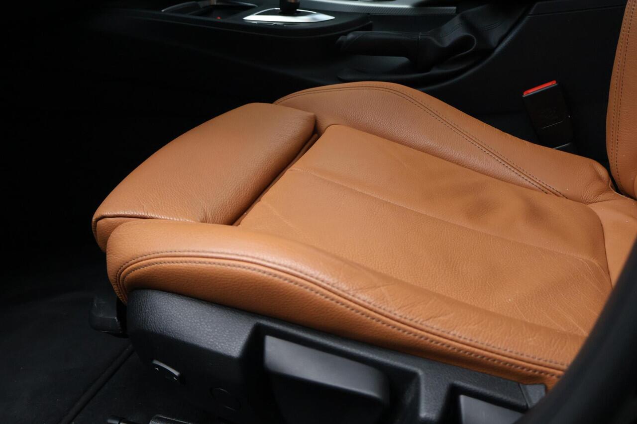 BMW 3-SERIE Touring 318i M Sport / Panorama / Trekhaak / Camera