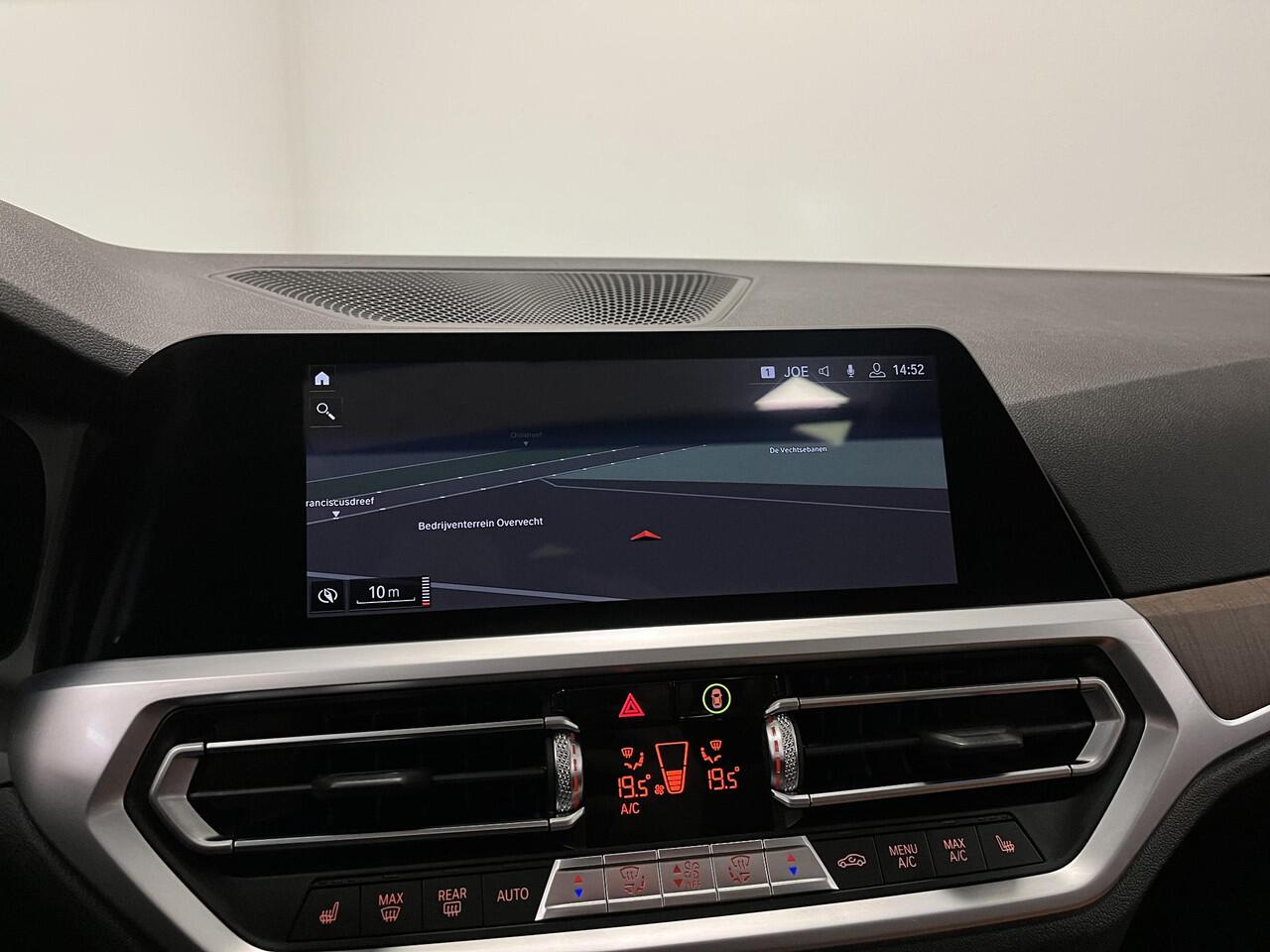 BMW 3-SERIE Touring 330i Executive Edition | Panoramadak | Trekhaak | Leder | Stoelverwarming |