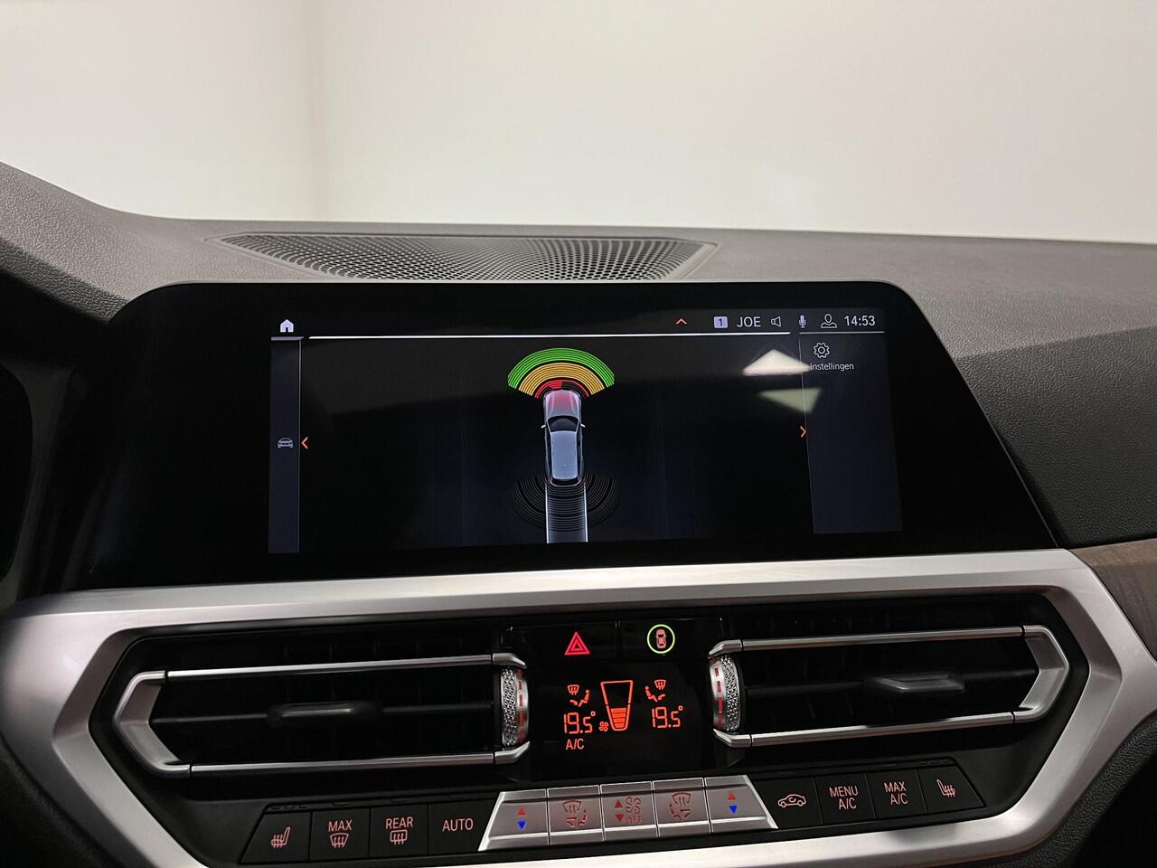 BMW 3-SERIE Touring 330i Executive Edition | Panoramadak | Trekhaak | Leder | Stoelverwarming |