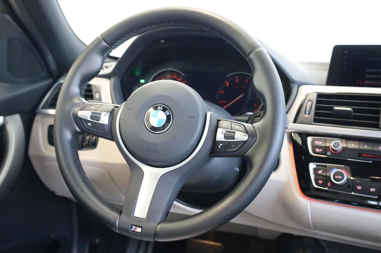 BMW 3-SERIE Sedan 318i Executive | M Sport | 19 inch | M Sportremsysteem | Achteruitrijcamera | Getint glas | Navi Pro | Head-Up |