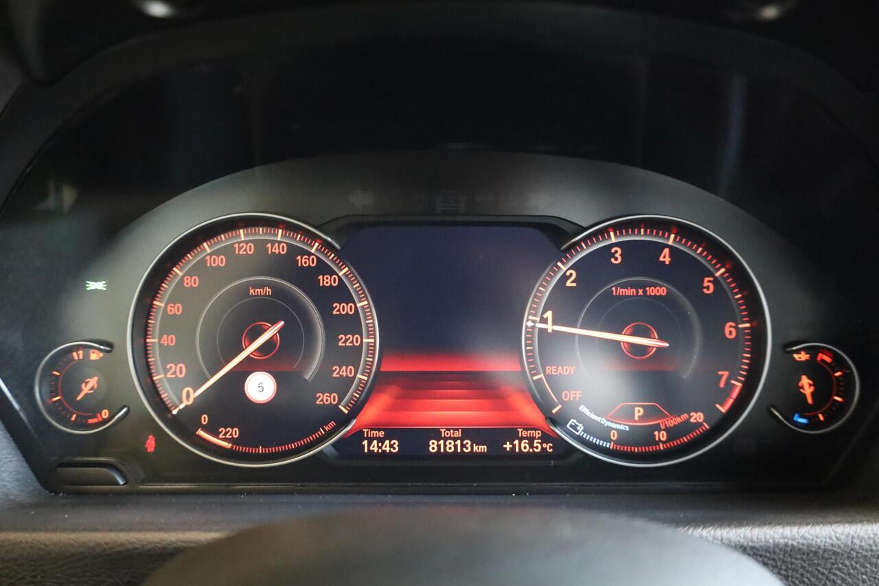 BMW 3-SERIE Sedan 318i Executive | M Sport | 19 inch | M Sportremsysteem | Achteruitrijcamera | Getint glas | Navi Pro | Head-Up |