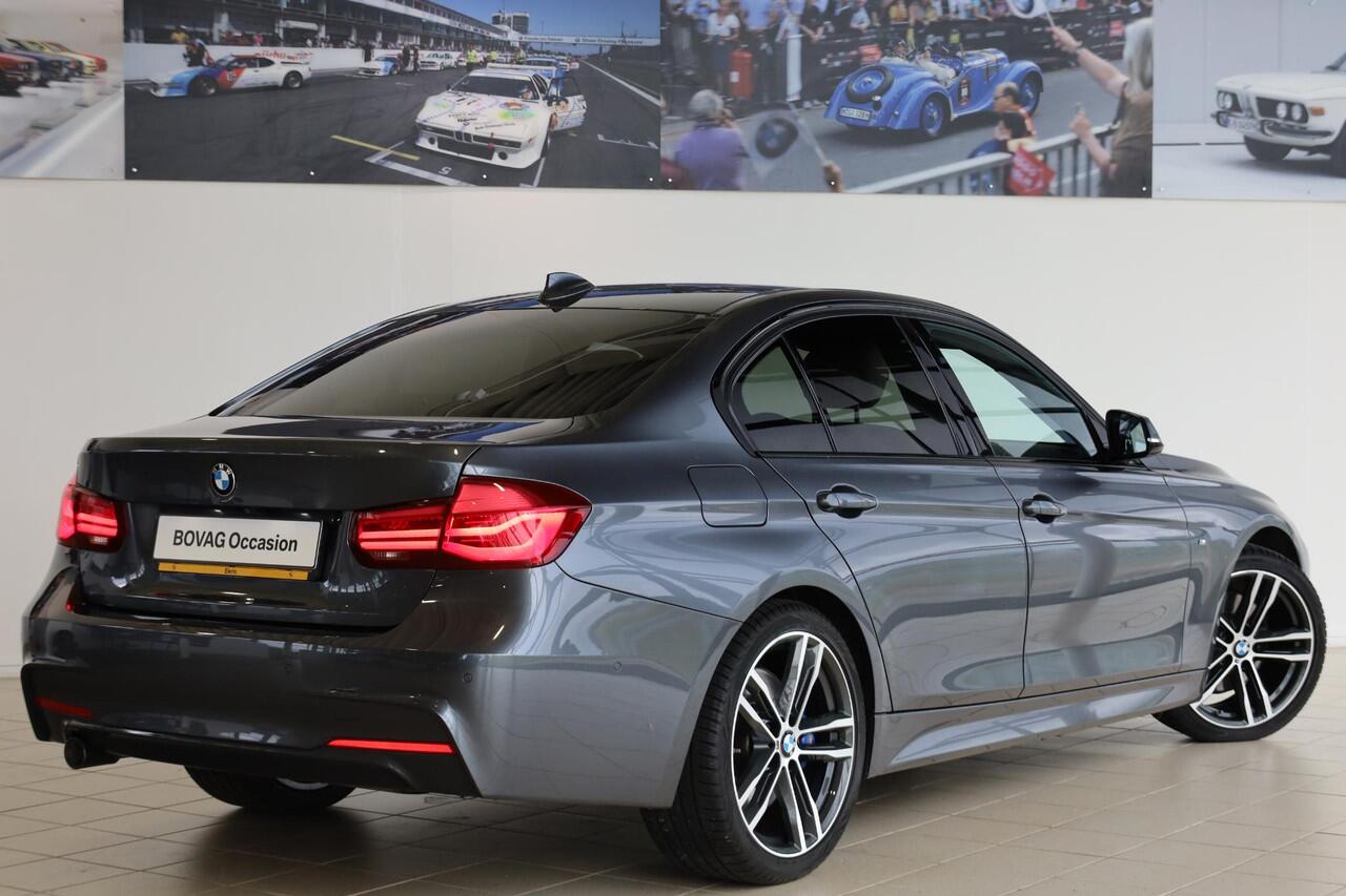 BMW 3-SERIE Sedan 318i Executive | M Sport | 19 inch | M Sportremsysteem | Achteruitrijcamera | Getint glas | Navi Pro | Head-Up |