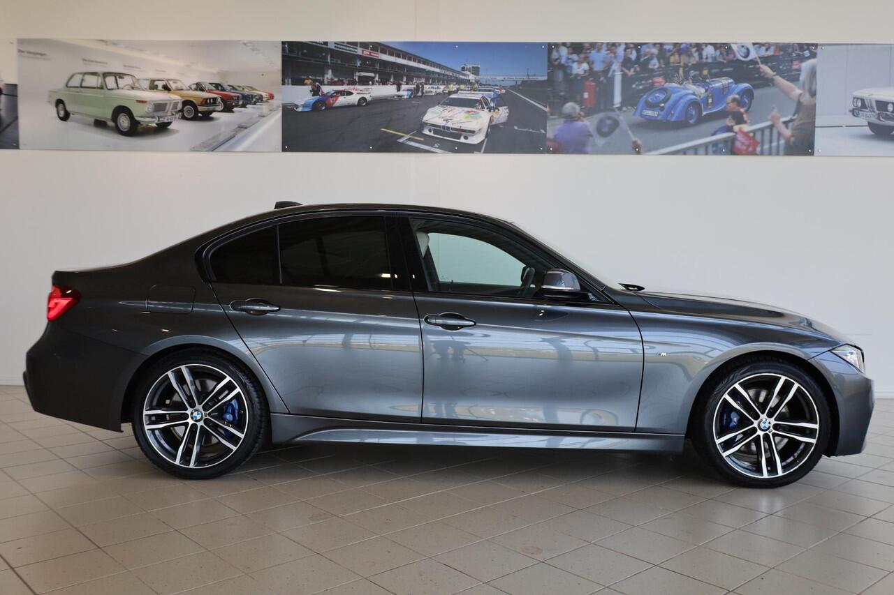 BMW 3-SERIE Sedan 318i Executive | M Sport | 19 inch | M Sportremsysteem | Achteruitrijcamera | Getint glas | Navi Pro | Head-Up |