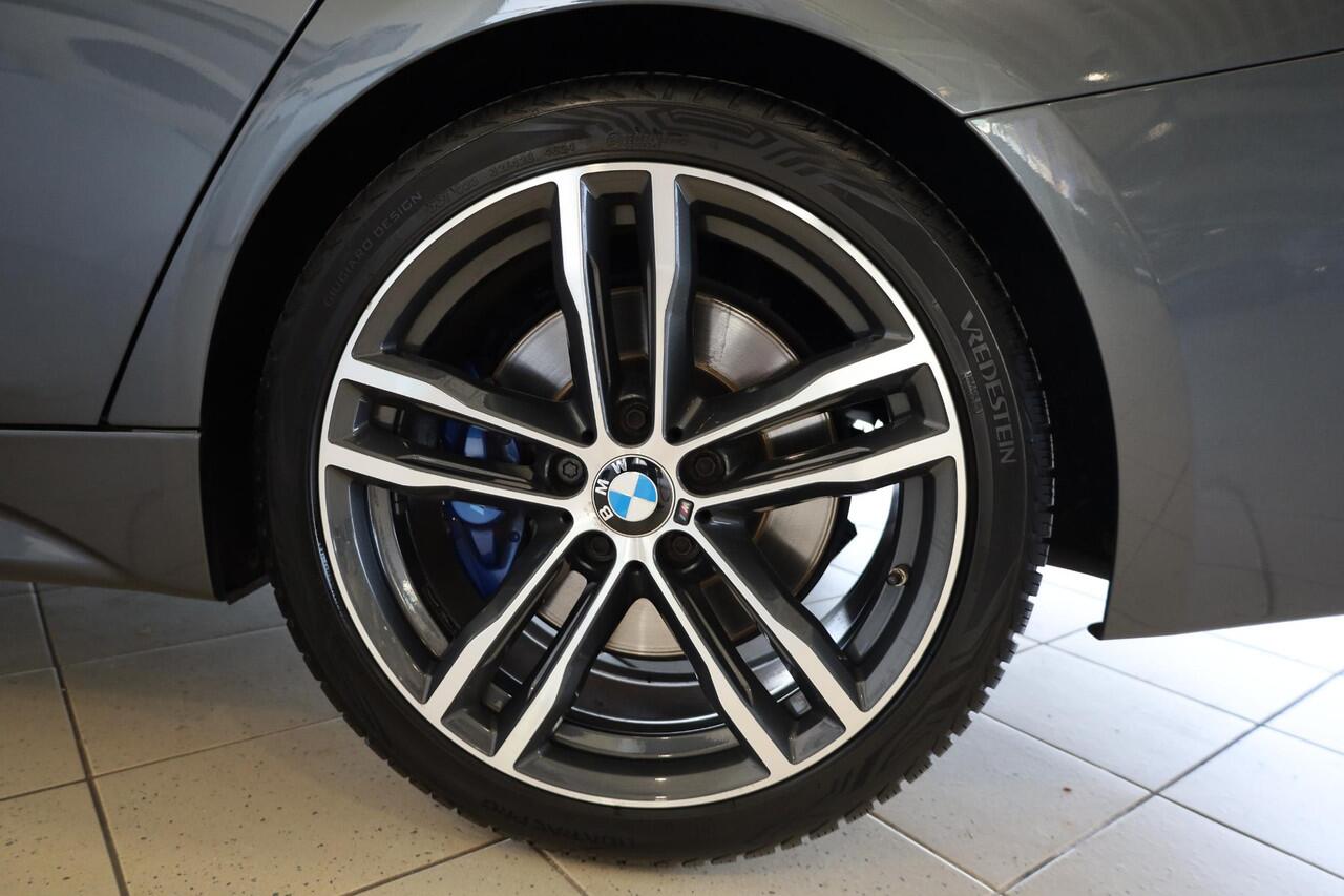 BMW 3-SERIE Sedan 318i Executive | M Sport | 19 inch | M Sportremsysteem | Achteruitrijcamera | Getint glas | Navi Pro | Head-Up |