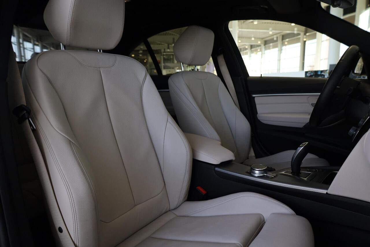 BMW 3-SERIE Sedan 318i Executive | M Sport | 19 inch | M Sportremsysteem | Achteruitrijcamera | Getint glas | Navi Pro | Head-Up |