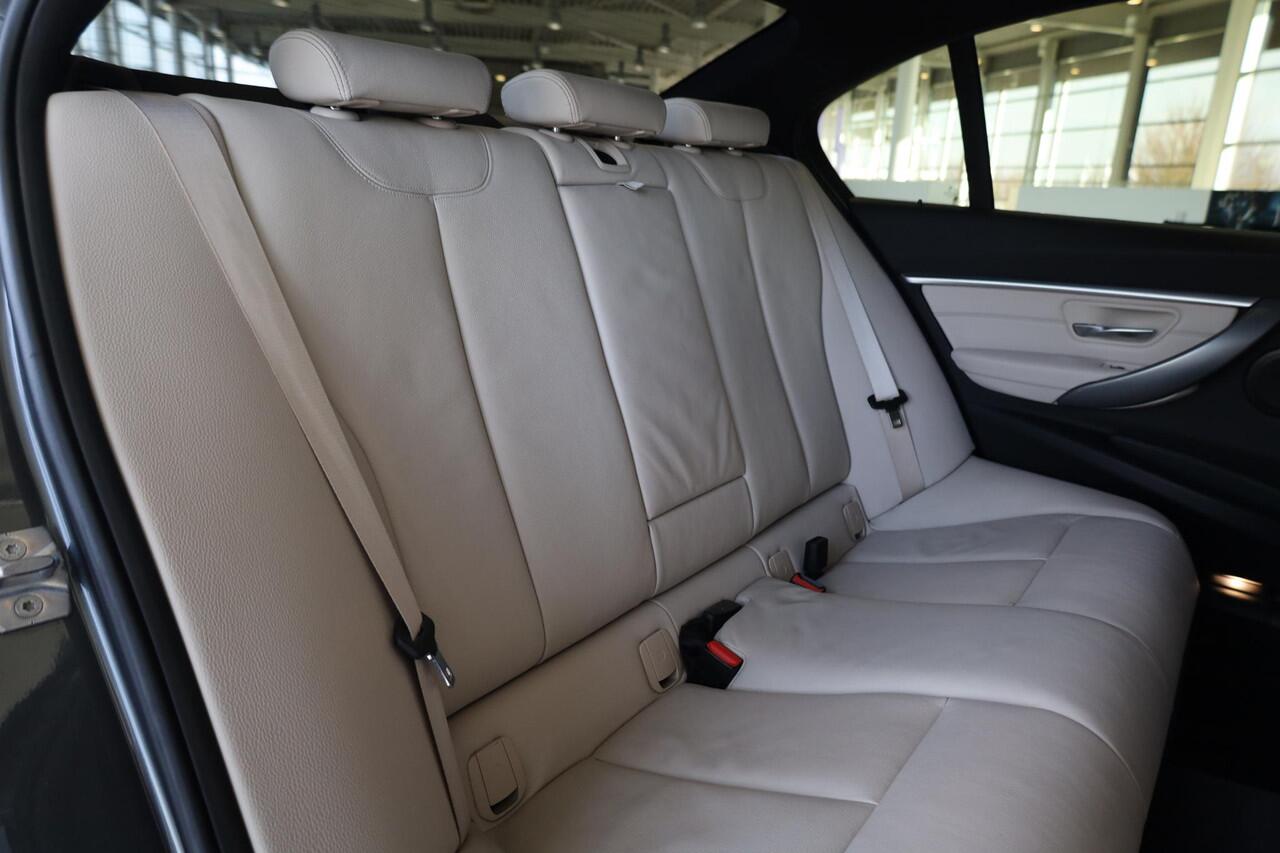 BMW 3-SERIE Sedan 318i Executive | M Sport | 19 inch | M Sportremsysteem | Achteruitrijcamera | Getint glas | Navi Pro | Head-Up |