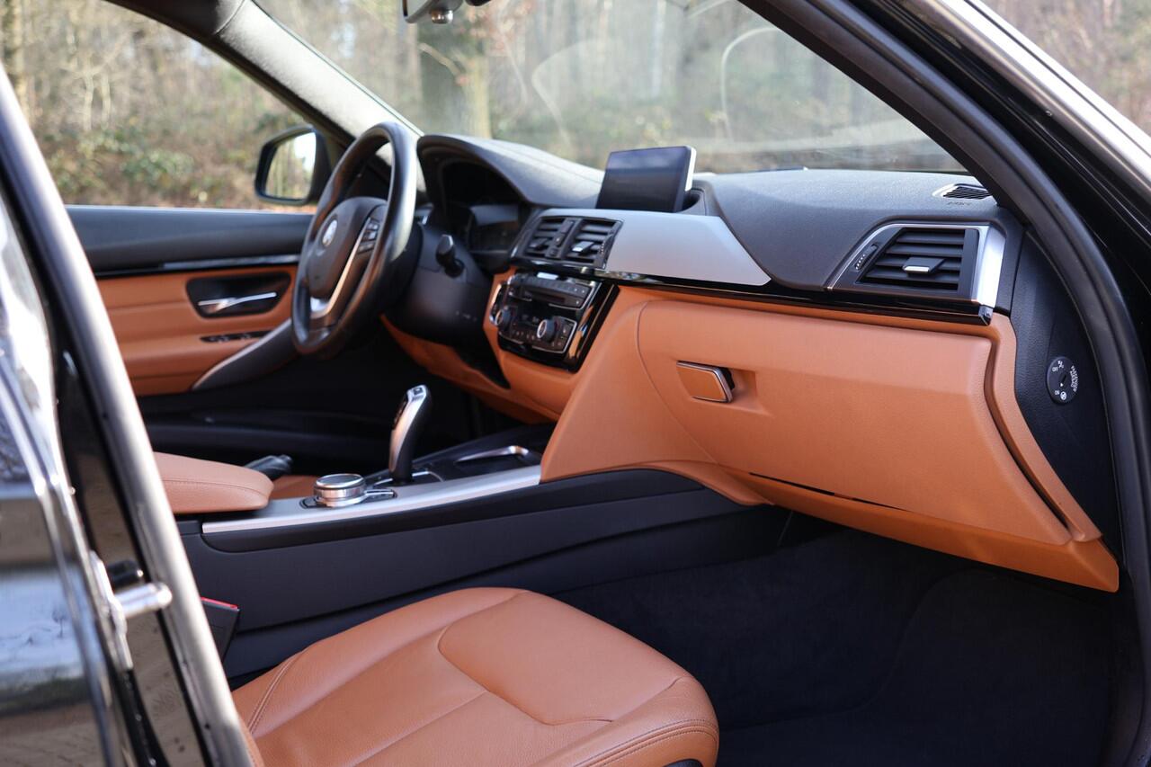 BMW 3-SERIE Touring 318i Luxury Edition AUT | Org. NL | Leder | Navi Pro | LED | Stoelverwarming | Clima | PDC v+a | Alarm kl.3 | Etc.