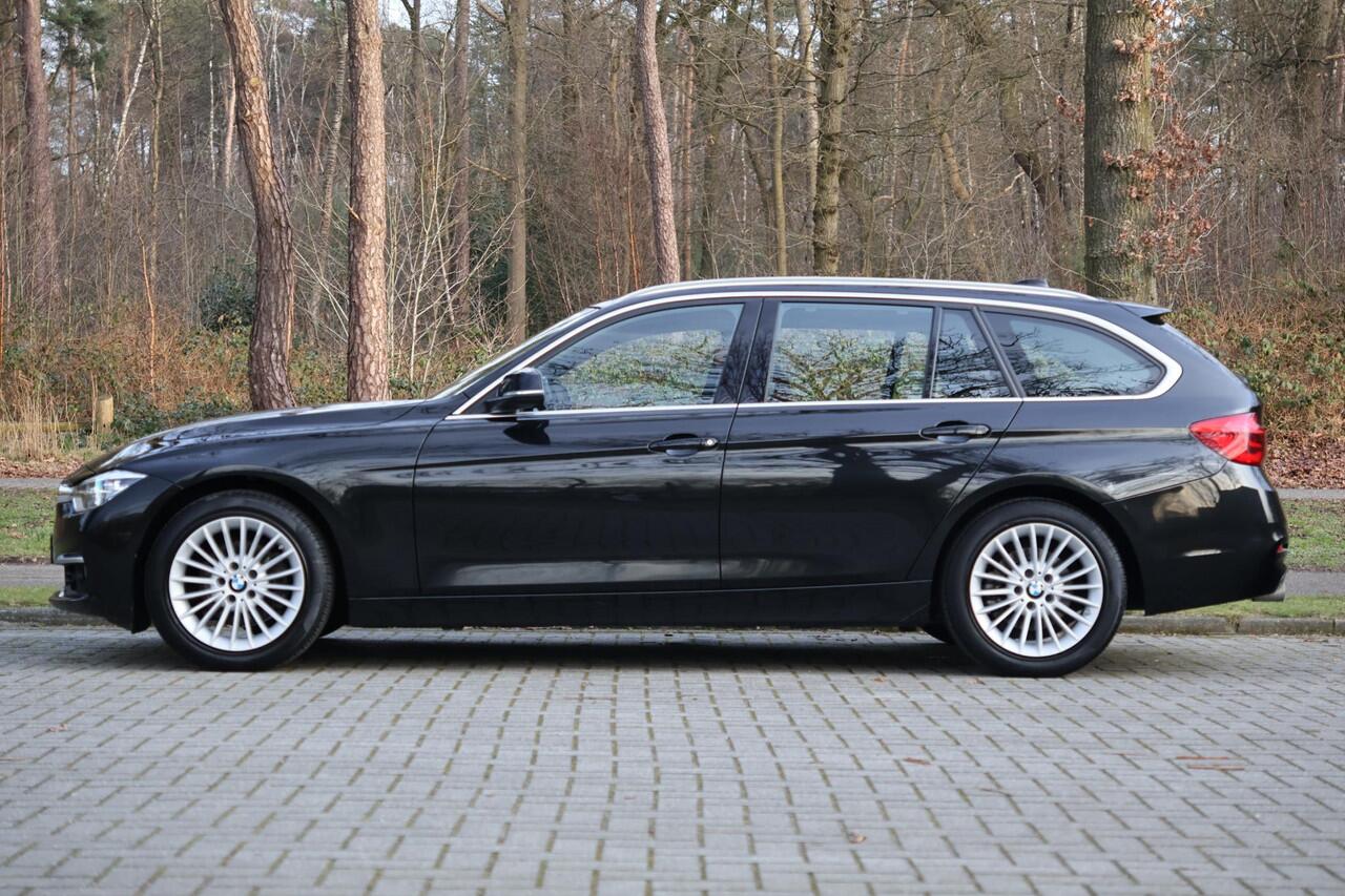 BMW 3-SERIE Touring 318i Luxury Edition AUT | Org. NL | Leder | Navi Pro | LED | Stoelverwarming | Clima | PDC v+a | Alarm kl.3 | Etc.