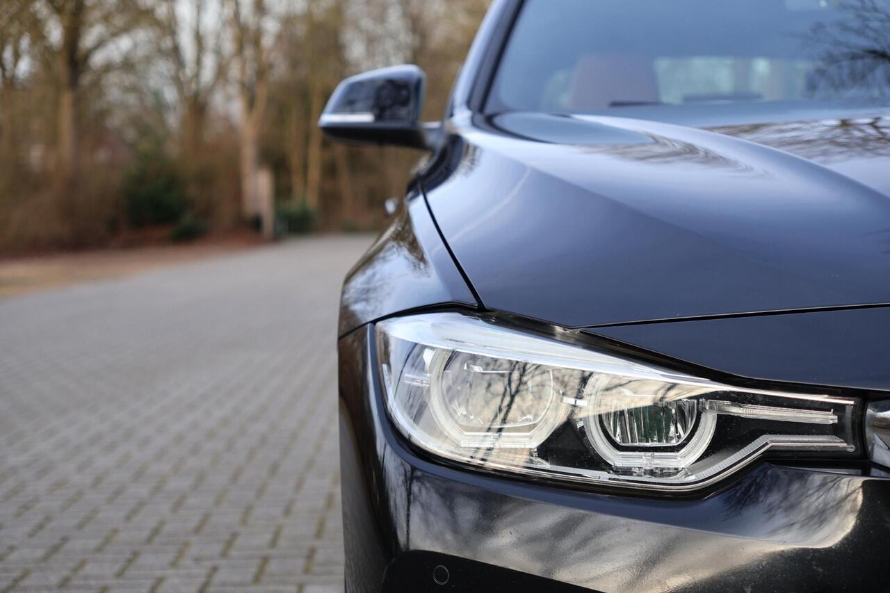 BMW 3-SERIE Touring 318i Luxury Edition AUT | Org. NL | Leder | Navi Pro | LED | Stoelverwarming | Clima | PDC v+a | Alarm kl.3 | Etc.