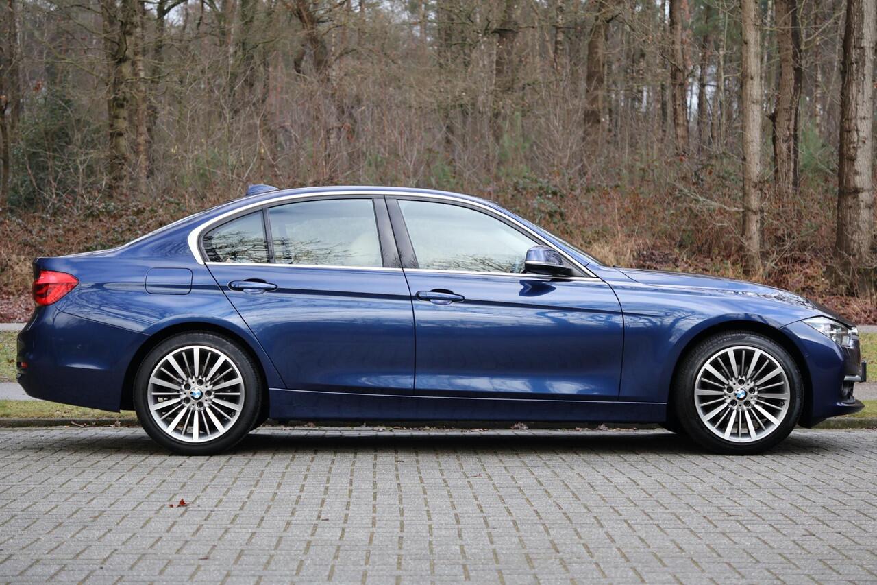 BMW 3-SERIE 318i Luxury Edition AUT | Leder | Navi Pro | LED | Camera | Stoelverwarm. | Hifi | Clima | Alarm kl.3 | PDC v+a | Etc.
