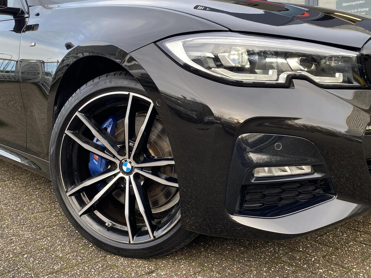 BMW 3-SERIE 330e M Sport High Executive / Automaat / NL-Auto / 55.000 Km / Dealer-Onderhouden / Vol-Leder / Schuif-Kanteldak / Head-Up Display / Digitaal Dashboard / LED / DAB / Apple-Carplay&Android-Auto / Navi / Rondom Camera's / Stuur+Stoelverwarming / Flippers / 