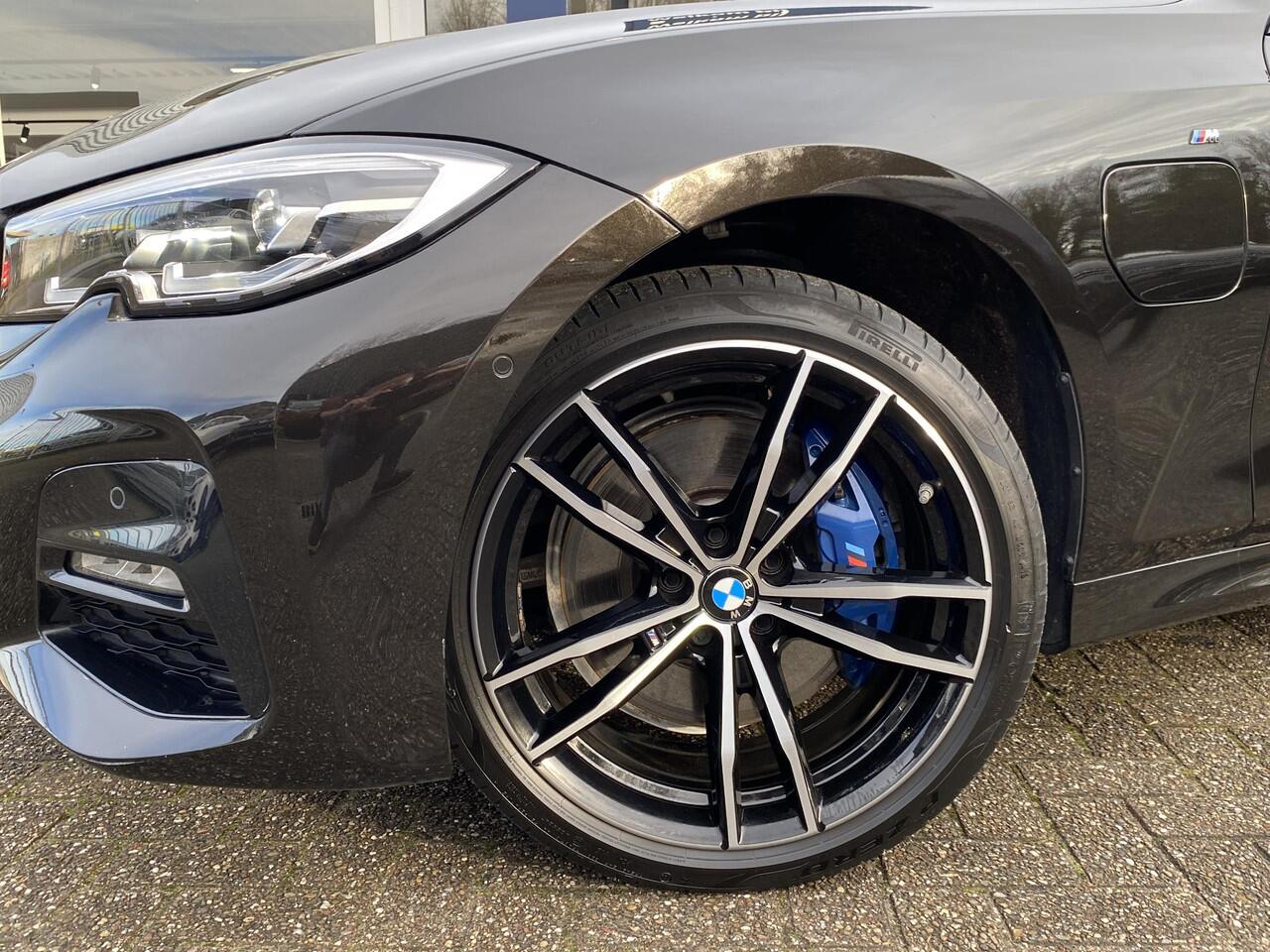 BMW 3-SERIE 330e M Sport High Executive / Automaat / NL-Auto / 55.000 Km / Dealer-Onderhouden / Vol-Leder / Schuif-Kanteldak / Head-Up Display / Digitaal Dashboard / LED / DAB / Apple-Carplay&Android-Auto / Navi / Rondom Camera's / Stuur+Stoelverwarming / Flippers / 